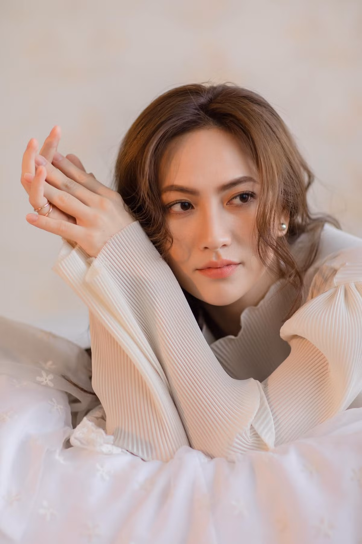 Ngoại hình xinh đẹp, năng động và được đào tạo bài bản chính là những bước đệm vững chắc để hot girl này bước chân vào giới showbiz.