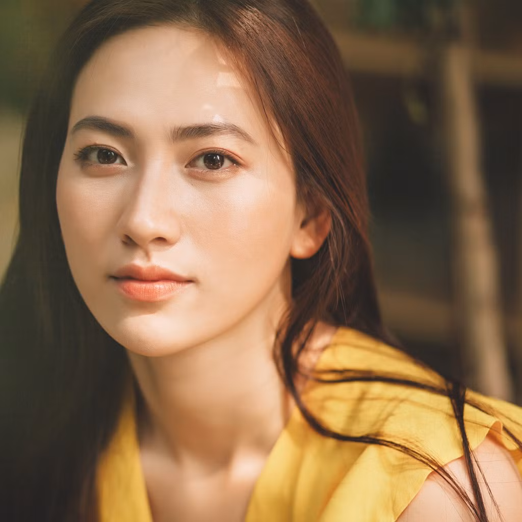  Nữ diễn viên sinh năm 1992 đã có dịp phô diễn khả năng diễn xuất khá ấn tượng của mình, cô lập tức được chú ý bởi khuôn mặt và thần thái đặc biệt.