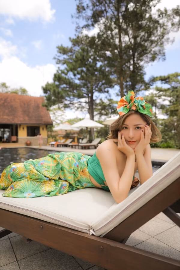 Hot girl xứ Thanh liên tục "thả thính" người hâm mộ không chỉ bởi nhan sắc ngọt ngào mà còn bởi phong cách thời trang ngày càng thăng hạng.