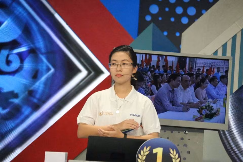 Nguyễn Thị Thu Hằng (Trường THPT Kim Sơn A, Ninh Bình) là nữ thí sinh duy nhất của Chung kết năm nay. Tại phần thi Khởi động, Hằng đã bị trừ 10 điểm vì đưa ra câu trả lời sau thời gian của chương trình. Tổng điểm sau phần thi Khởi động của nữ sinh là 60 điểm.