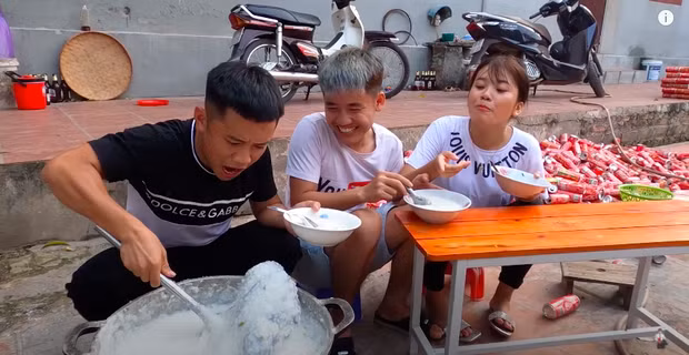 Thấy có điều gì đó bất thường, người em trai liền thắc mắc, sau đó anh chàng quyết định dùng muỗng bới cả nồi cháo tìm gà. Lúc này, sự thật mới bị vạch trần.