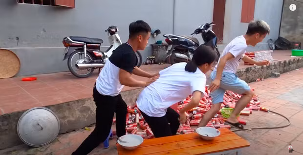 Cuối video, cả ba người cùng thực hiện cảnh quay đuổi nhau y hệt các vlog khác.