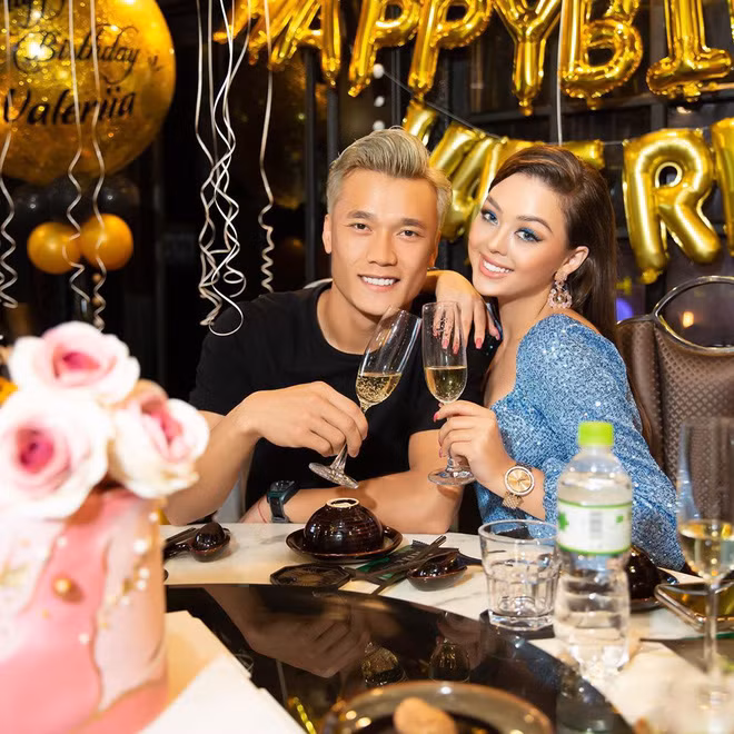 Đến tháng 8, sau nhiều lần bắt gặp đi ăn uống, du lịch cùng nhau, mẫu Tây rốt cuộc cũng thừa nhận: “Chúng tôi đang hẹn hò với nhau. Anh chàng đáng yêu đó giờ là bạn trai của tôi”.
