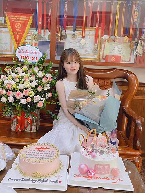 Được biết, món quà Quang Hải dành tặng bạn gái nhân dịp đặc biệt này là chiếc túi hàng hiệu có giá trị gần 100 triệu đồng.