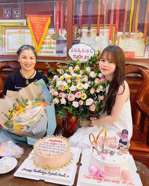 Bạn gái Quang Hải đã có một cuối tuần tuyệt vời cùng người thân, bạn bè đón chào tuổi 21.