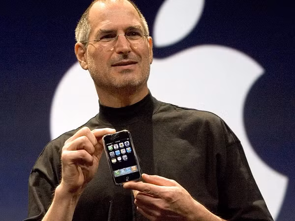 Steve Jobs từng bỏ học khỏi trường tư Reed College vì học phí đắt đỏ. Jobs khi đó không muốn lãng phí tiền bạc của cha mẹ nuôi nên đã nghỉ học xin đi làm sớm.