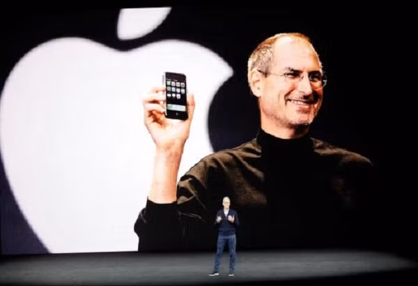 Trước khi cùng người bạn Steve Wozniak thành lập Apple năm 1976, Steve Jobs từng làm công việc kỹ thuật ở Atari, một hãng game nổi tiếng đã phá sản của Mỹ.