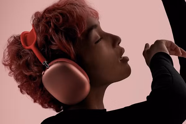 Nhưng khi được đặt vào Smart Case, ‌AirPods Max‌ được thiết kế để chuyển sang chế độ năng lượng thấp ngay lập tức thay vì chờ 5 phút và sau 18 giờ, nó sẽ chuyển sang trạng thái năng lượng cực thấp đã nói ở trên.
