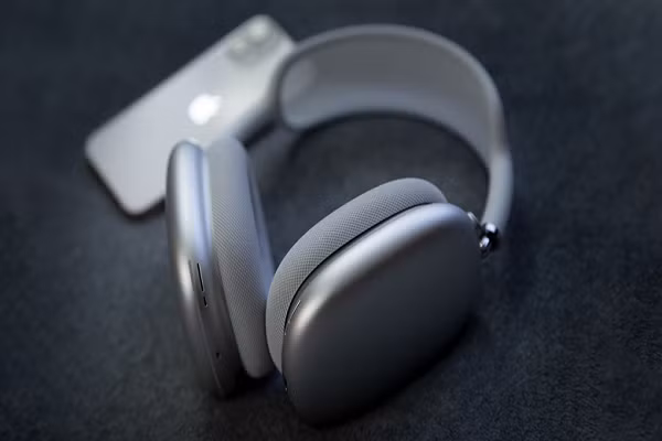 Trước đó, AirPods Max cũng đã xuất hiện sự cố tích tụ hơi nước bên trong cốc tai nghe.