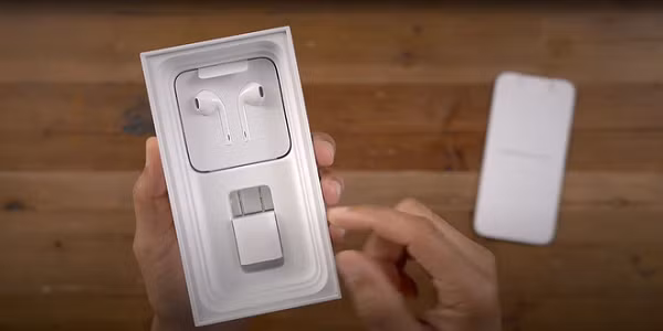 Các cuộc tranh luận xoay quanh việc bạn nên giữ hay nên vứt hộp đi, sau khi đã mua một chiếc iPhone mới của các iFan.