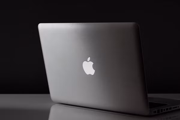 Cả hai dự kiến sẽ được bỏ Touch Bar, hồi sinh khe cắm thẻ nhớ SD, trang bị phiên bản sạc MagSafe mới và màn hình Mini-LED. Theo một số nguồn rò rỉ, MacBook Pro sẽ được Apple giới thiệu vào quý III năm nay, trong khi đó, MacBook Air 2021 có thể được ra mắt ngay sau đó hoặc bị lùi tới năm 2022.