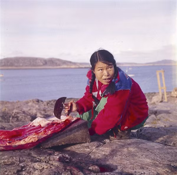 Trang phục của người Eskimo được làm hoàn toàn thủ công từ da và lông thú, thường là da hải cẩu, chó sói hoặc gấu Bắc Cực. Họ thường mặc áo khoác lông dài có mũ trùm rộng, gọi là Parka. Người Eskimo còn sử dụng những đôi bốt dày 2,3 lớp và găng tay lông cừu để tránh lạnh.