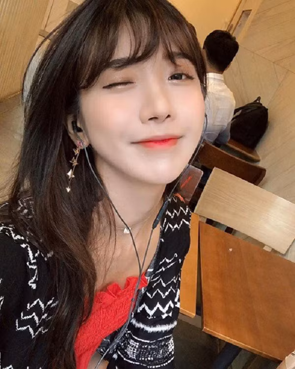 Hoàn hảo là vậy, thế nhưng mới đây thôi, cô nàng Penguin lại vừa khiến cho không ít fan hâm mộ phải sụp đổ hình tượng bởi những màn trả lời tương tác với người xem không thể cởi mở và phóng khoáng hơn.