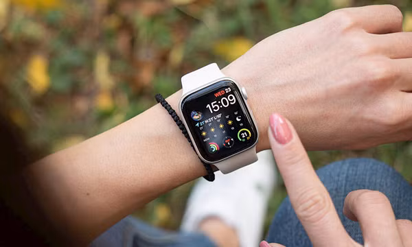 Trong buổi báo cáo thu nhập với các nhà đầu tư, CEO Tim Cook cũng thông báo một con số đáng chú ý khác của Apple. Công ty hiện có tổng cộng 1,65 tỷ thiết bị được kích hoạt trên toàn cầu, trong đó có hơn 1 tỷ iPhone đang hoạt động.