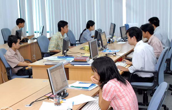  Nghề lập trình có rất nhiều cách để kiếm tiền, đầu tiên là đi làm ở công ty để học hỏi kiến thức, kĩ năng từ các đồng nghiệp đi trước. Từ đó dễ dàng gia tăng các mối quan hệ xã hội.