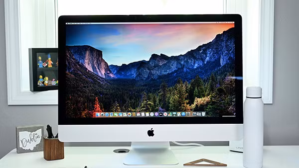 iMac mới thường được giới thiệu trong khoảng nửa đầu năm. Một số tin đồn cho biết iMac sẽ mang phong cách thiết kế từ iPad với viền màn hình siêu mỏng. Từ đó, Apple có thể nâng kích thước màn hình lên 23 - 24 inch, trong khi kích thước máy ngang phiên bản 21,5 inch hiện tại.
