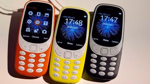 Quay trở lại những năm 2000, thời kỳ hoàng kim của Nokia với chiếc Nokia 3310 bán ra hơn 125 triệu chiếc, thậm chí từng được "hồi sinh" vì quá nhiều người yêu thích. Đây là thiết bị được mệnh danh “trâu bò” nhất về độ bền, thời lượng pin của Nokia.