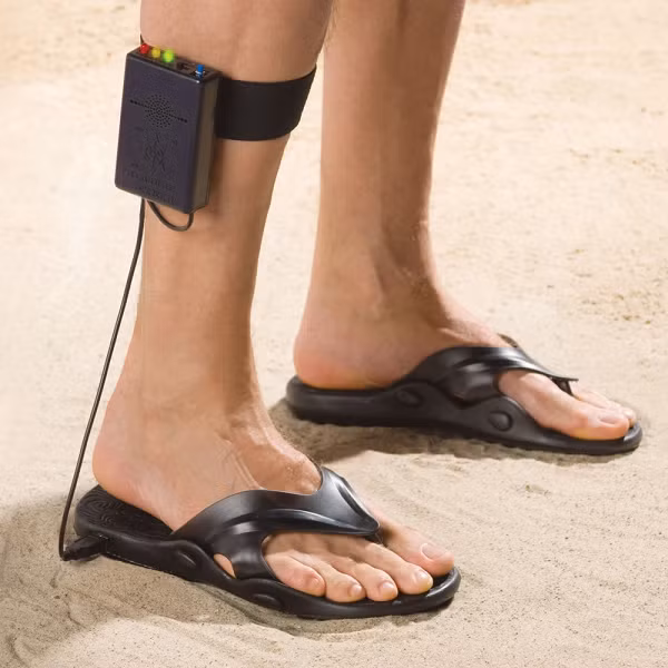 Đôi sandal dò kim loại cho phép người sử dụng dò tìm kho báu mọi lúc mọi nơi, ngay cả khi họ đang thong thả dạo bộ trên bãi biển.
