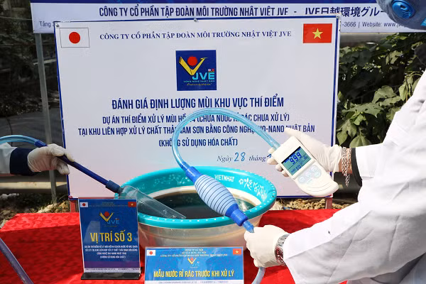 Ngoài việc đánh giá trực tiếp mùi nước rỉ rác bốc lên trước và sau xử lý, đơn vị đánh giá mùi độc lập đã tiến hành đánh giá mùi nền không khí tổng hợp trên bờ xung quanh khu vực thí điểm. Đây là chỉ số để đánh giá việc mùi tổng hợp do các khí H2S, NH3, CH4...bốc lên khi bị gió lùa vào khu dân cư ra sao.