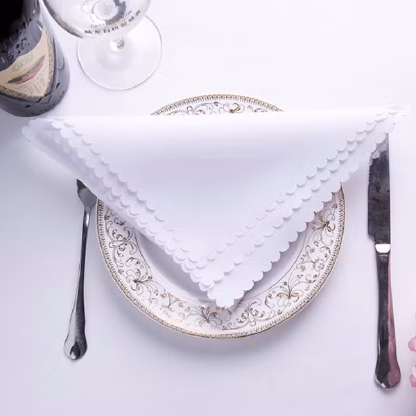 Một số nhà hàng đã sử dụng AI để tối ưu hóa trải nghiệm của khách hàng và với cả nhân viên của mình. Một ví dụ điển hình là việc sử dụng robot để mang thức ăn cho khách hàng trong nhà hàng hay trong một quan cà phê mà nhân viên không phải chạy vòng quanh tìm khách.