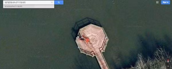 Vào năm 2013, người dùng Google Street View đã dậy sóng với nghi vấn bức ảnh ở một công viên ở thành phố Almere (Hà Lan) ghi lại hiện trường một vụ án mạng. Rất nhiều người đã tin rằng vệt dài trong ảnh chính là dấu máu của nạn nhân bị thủ phạm kéo lê xác đi.
