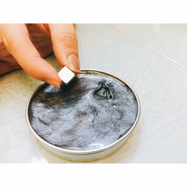 Magnetic Thinking Putty - Đất sét ma thuật là một loại chất dẻo đặc biệt có khả năng hấp thụ từ trường của nam châm và hút các vật bằng kim loại khác. Nó có thể lao đến thỏi nam châm như một sinh vật sống và nhanh chóng nuốt chửng thỏi nam châm như một con quái vật trong thời gian ngắn.