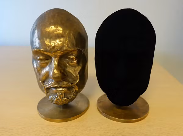 Vantablack là một trong những vật chất nhân tạo đen nhất được tạo ra vào năm 2014 do các kỹ sư của Viện Công nghệ Massachusetts (MIT) ở Mỹ. Vantablack được làm bằng mảng ống nano carbon liên kết theo chiều dọc, vật liệu này có thể hấp thu 99,96% ánh sáng. Nó có khả năng che phủ một viên kim cương màu vàng tự nhiên nặng 16,78 carat, biến viên đá sáng lấp lánh trở thành màu đen kịt.
