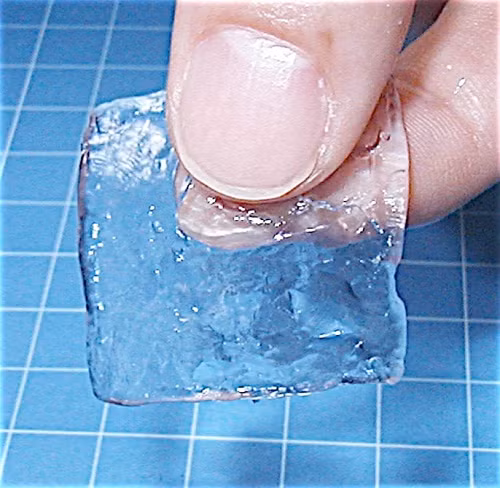 Hydrogel là một loại Polyme có khả năng hấp thụ nước gấp 30-60 lần so với kích thước vốn có của nó và có thể tự thay đổi kích thước dưới nhiệt độ thích hợp. Nó tồn tại dưới dạng tinh thể lỏng. Khả năng thấm hút và tăng kích thước phụ thuộc vào loại và phần trăm tạp chất tạo ra gel.