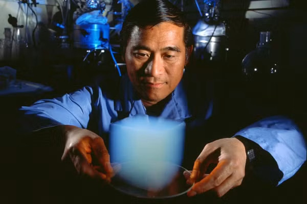 Nó có thể chịu được vật nặng gấp nó 10.000 lần. Đặc biệt, Aerogel có khả năng cách nhiệt tốt nên được ứng dụng trong lĩnh vực không gian vũ trụ để bảo vệ các phi hành gia dưới bức xạ nhiệt của mặt trời.