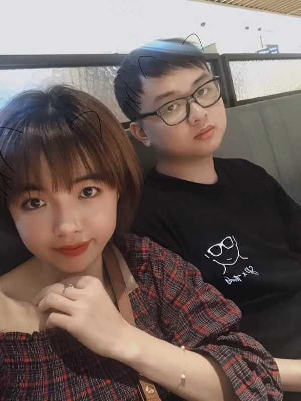 Nhắc đến Lily, SofM dành sự yêu thương và kính trọng vô bờ cho bạn gái của mình. Trong phóng sự "Suning - N là ai?: SofM", anh chàng chia sẻ: “Tối rất biết ơn bạn gái mình Lily. Mọi chuyện rất khó nhưng cô ấy luôn cổ vũ cho tôi”