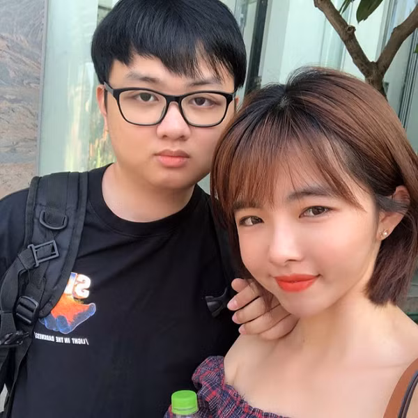 Từ đó trở đi, Lily luôn ở bên cạnh và cổ vũ cho SofM trong mọi giải đấu. Không ít lần cô đã sang Trung Quốc để thăm nom, chăm sóc cho bạn trai, giúp SofM theo đuổi giấc mơ CKTG. Đồng thời, Lily cũng làm cầu nối giữa SofM và gia đình trong những ngày tháng anh thi đấu ở Trung Quốc.