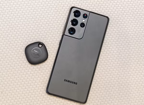 Các thông số khác gồm màn hình 6,8 inch, độ phân giải Quad HD+, tấm nền Dynamic AMOLED 2X. Màn hình của máy có thêm chế độ bảo vệ mắt bằng AI, giúp tự điều chỉnh độ sáng và giảm ánh sáng xanh có hại cho mắt người dùng. Tần số làm tươi cũng tự tăng giảm từ 10 Hz đến 120 Hz tuỳ vào ứng dụng được sử dụng.