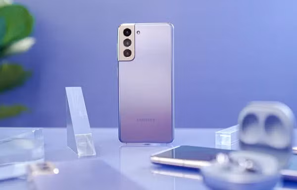 Galaxy S21 là chiếc smartphone có kích thước màn hình nhỏ nhất trong gia đình flagship mới này, với 6,2 inch. Độ phân giải của nó là Full HD+, sử dụng tấm nền Dynamic AMOLED 2X, độ sáng 1300 nits, độ làm tươi 120 Hz (kích hoạt được cả trên Full HD+) và có thể tự điều chỉnh từ 48-120Hz tùy theo ngữ cảnh sử dụng để tối ưu hóa pin hơn.
