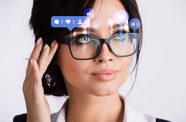 Kính thông minh nằm trong dự án dài hơi của Facebook nhằm nắm bắt nền tảng điện toán máy tính tiếp theo sau smartphone. CEO Mark Zuckerberg tích cực ủng hộ cả AR và VR dù thế hệ kính thông minh đầu tiên sẽ không mang đến trải nghiệm AR đích thực.