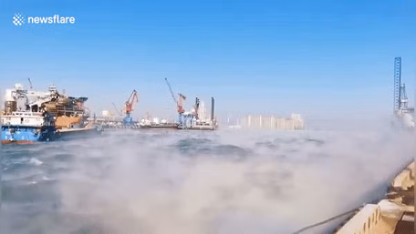 Một nhân chứng cho hay, thời điểm đó nhiệt độ ngoài trời hạ xuống -28 độ C. Khi không khí quá lạnh so với nước, hiện tượng bốc khói độc đáo kiểu này sẽ xảy ra.