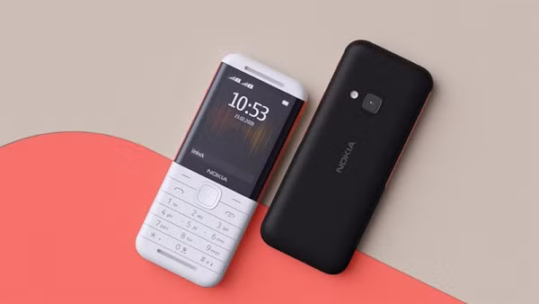 Máy vẫn có camera phụ kèm đèn flash để selfie. Camera chính có độ phân giải 2 megapixel.
