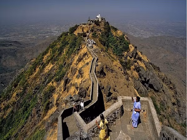 Girnar được biết đến là một ngọn núi cao nhất ở Gujarat, Ấn Độ, và thật kỳ lạ khi một địa điểm khắc nghiệt như thế này cũng có Wi-fi.