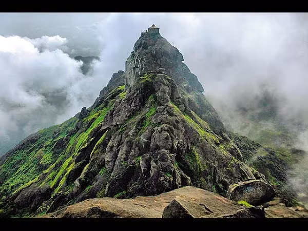 Girnar là nơi sở hữu tới hơn 30 ngôi đền rất nổi tiếng thu hút hàng triệu du khách từ khắp nơi trên thế giới tới thăm quan. Hệ thống Wi-Fi được lắp dọc các con đường đi bộ nơi đây để thuận tiện cho du khách sử dụng.