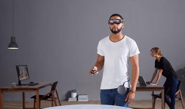 Apple đã đưa ra một số ý tưởng khác nhau cho kính thực tế ảo. Tuy nhiên, cựu Phó chủ tịch mảng thiết kế Jonathan Ive chưa duyệt thiết kế kính với hai hệ thống, mà muốn phát triển một chiếc kính riêng và một thiết bị tách rời chứa vi xử lý.