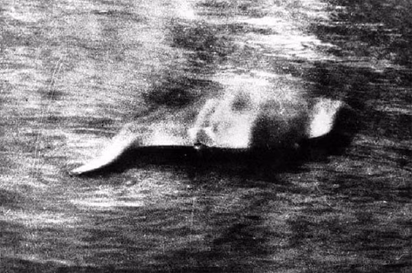 Đây là hình ảnh đầu tiên của quái vật Loch Ness đã chính thức chụp lại bởi Hugh Gray vào 1933.