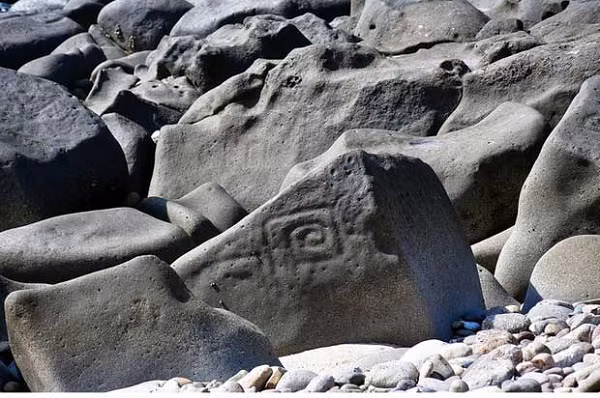 Những tảng đá bí ẩn tại bờ biển Mexico được gọi là Sinaloa petroglyphs (bản khắc đá Sinaloa), nằm trên bờ biển Thái Bình Dương phía nam Sinaloa (Mexico). Đó là những tảng đá dạng tròn có vẻ là đá núi lửa, được khắc rất nhiều hình kỳ lạ về người, động vật, và những hình trừu tượng khác nữa.