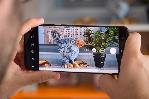 Cảm biến camera chính 108 MP trên Galaxy S20 Ultra là một tính năng nổi bật khác. Để làm điều này, Samsung đã sử dụng cảm biến ISOCELL Bright HM1, khác một chút so với cảm biến HMX được sử dụng trong camera 108 MP của Mi Note 10.