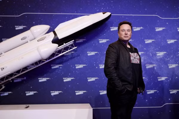 Vào một lần khác khi trả lời một dòng tweet về Diess, Musk viết: "Diess đang cố gắng hết sức để đi đúng hướng, nhưng ông ấy đang ở một vị trí khó khăn với quá nhiều bên cần làm hài lòng. Không có cách nào để khiến tất cả mọi người hài lòng".