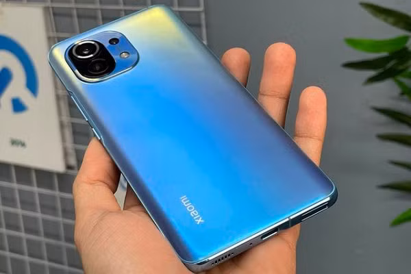 Mặt lưng Xiaomi Mi 11 nổi bật với cụm camera khá mới lạ, cả 3 ống kính đều được sắp gọn trong module hình chữ nhật. Đáng chú ý là ở 4 góc đều được bo cong nhẹ nhàng trông khá đẹp mắt. Trong đó bao gồm: Camera chính 108MP, camera góc siêu rộng 13MP và cảm biến macro 5MP. Mặt trước thiết bị còn đi kèm camera selfie 20MP đặt trong nốt ruồi để chụp ảnh selfie và gọi video.