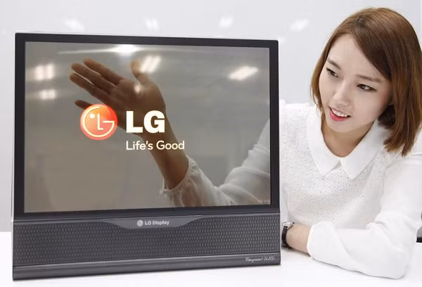 So với màn hình LCD trong suốt, vốn chỉ có 10% độ trong suốt, thì OLED trong suốt có độ trong suốt là 40%, cho phép các khu vực không hiển thị hình ảnh sẽ có chất lượng trong và giống thủy tinh hơn.