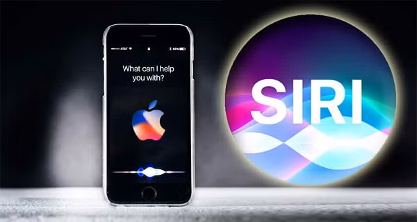 Công nghệ Siri được Apple mua vào đầu năm 2010 và ra mắt này trên iPhone 4s năm 2011 – thời điểm Tim Cook bắt đầu ngồi ghế CEO Apple. Bằng cách đơn giản nhấn giữ nút “Home” trên iPhone hoặc nói “Hey Siri,” người dùng có thể ra lệnh cho điện thoại của mình bằng giọng nói.