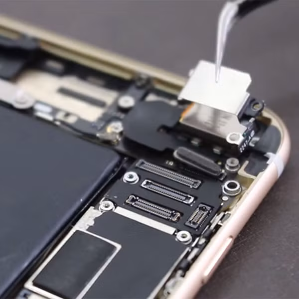 Giờ đây, Apple sẽ yêu cầu các nhà phát triển cho cả ứng dụng trên iPhone và iPad phải nhận được sự chấp thuận của người dùng thì mới được theo dõi hoạt động của họ. Tính năng bảo mật chống theo dõi của Apple sẽ được kích hoạt mặc định cho các nhà quảng cáo.