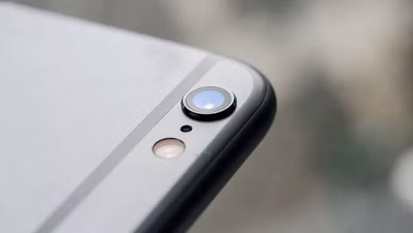 Khi iOS 14.4 phát hiện iPhone có camera "không chính hãng", dòng thông báo "Không thể xác minh rằng iPhone này có máy ảnh chính hãng" sẽ xuất hiện ở màn hình khoá, cũng như trong phần Cài đặt. Hiện tại, đây cũng cách mà iOS thông báo cho người dùng khi chiếc iPhone của họ có màn hình và pin "không chính hãng".