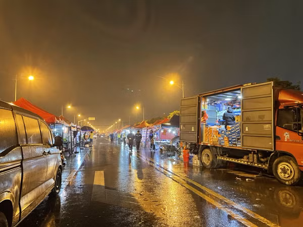 Ở nhà máy của Telsa, công nhân buộc phải chấp hành những công việc vô lí mà cấp trên đã chỉ thị. Sản lượng của Telsa tăng vọt và giữ ở mức cao nhưng chủ yếu lại nhờ lao động chân tay nặng nhọc. Quyền lợi của công nhân bị thu hẹp nhanh chóng và môi trường làm việc ngày càng khắc nghiệt cũng khiến người lao động nản lòng.