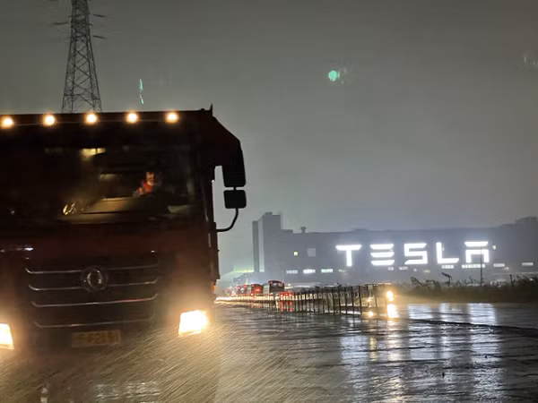 Tuy nhiên những gì đã xảy ra bên trong nhà máy Tesla "thần kỳ" và rực rỡ ở Thượng Hải kia, thứ khác xa với tầm nhìn "thay đổi thế giới" mà họ dành tặng cho nó lại không hề được chú ý đến.